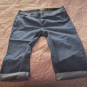 Avenue Women's Cropped Blue Jeans